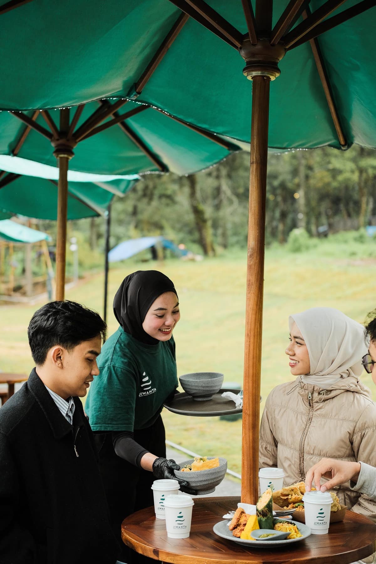 Momen Bersantap di Hutan