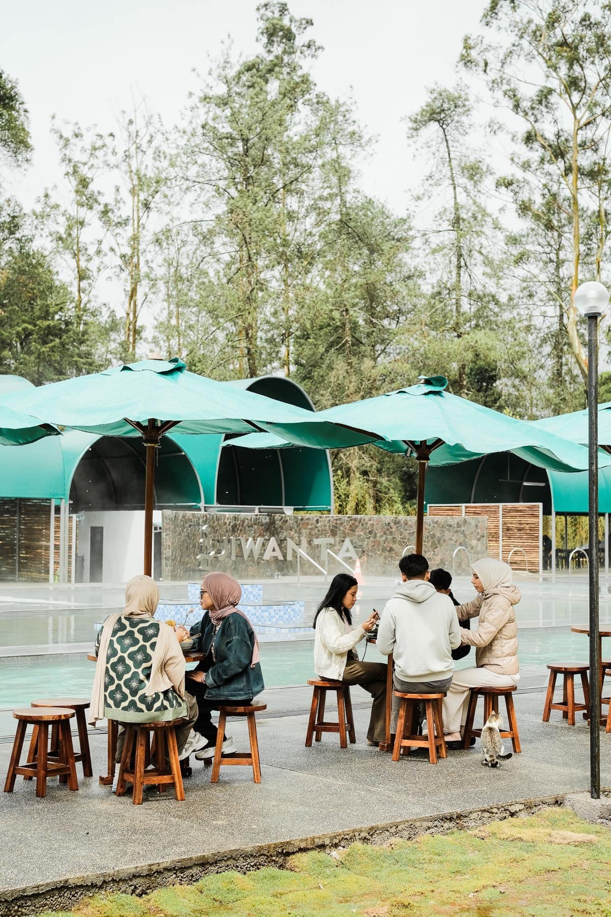 Momen Bersantap di Hutan poster