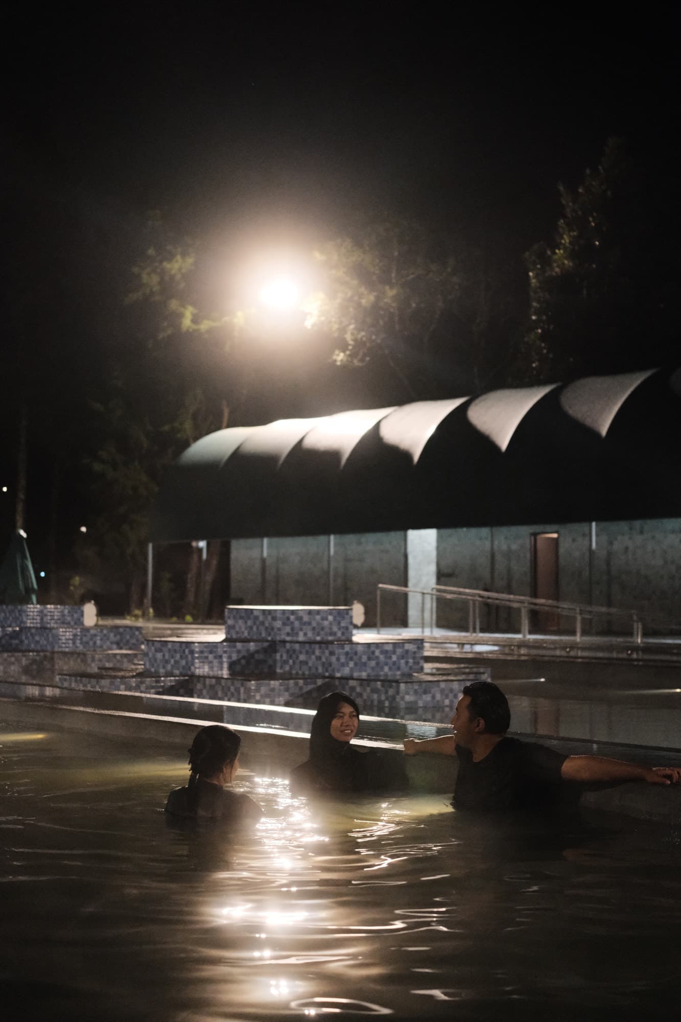 Jiwanta Setelah Gelap: Kolam di Malam Hari