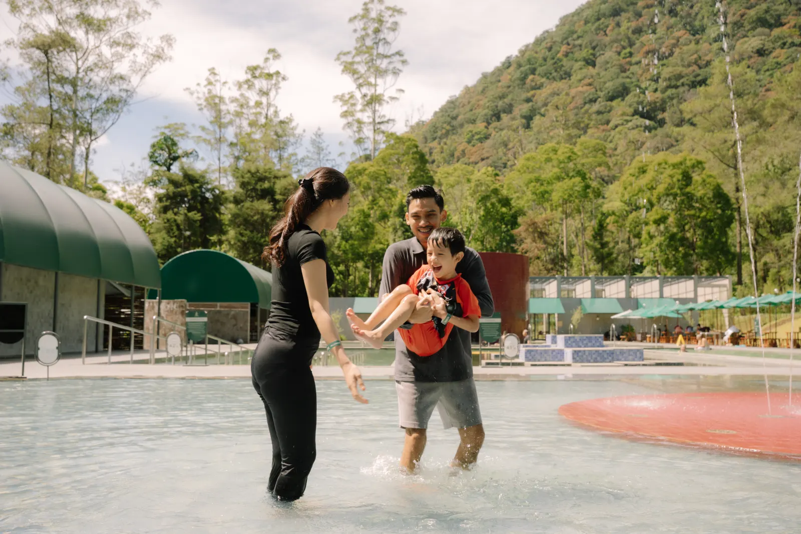 Family playing together in the Jiwanta thermal pool
